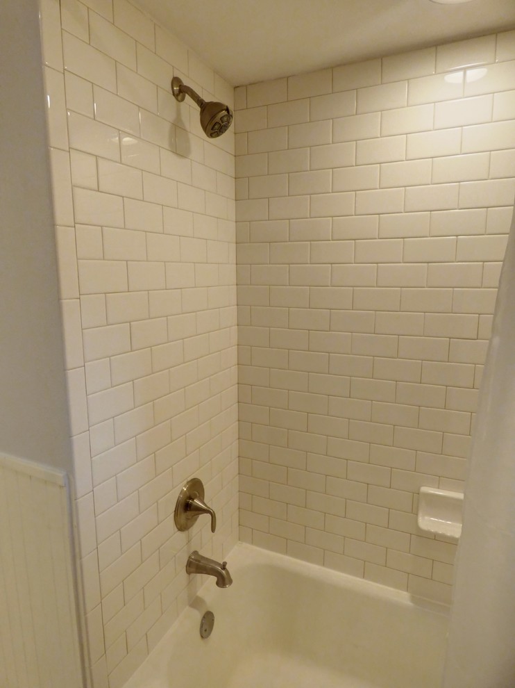 Inredning av ett klassiskt mellanstort beige beige badrum för barn, med luckor med upphöjd panel, vita skåp, ett badkar i en alkov, en dusch i en alkov, en toalettstol med separat cisternkåpa, vit kakel, tunnelbanekakel, blå väggar, klinkergolv i keramik, ett integrerad handfat, marmorbänkskiva, beiget golv och dusch med duschdraperi