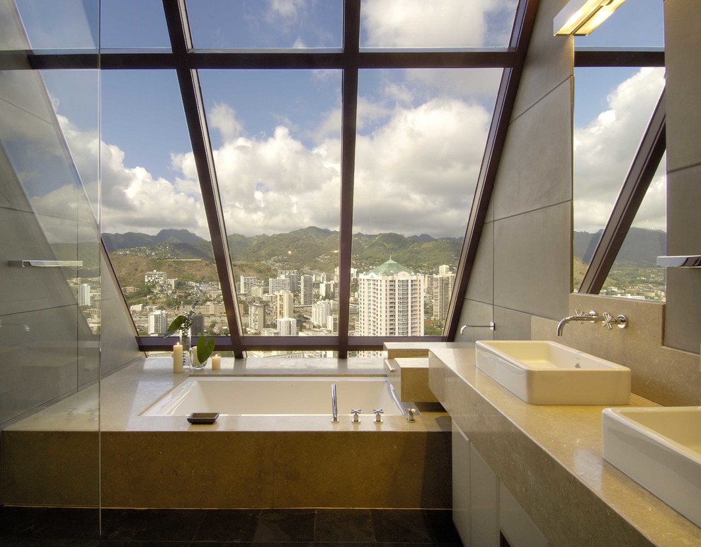 ハワイにあるトラディショナルスタイルのおしゃれな浴室の写真