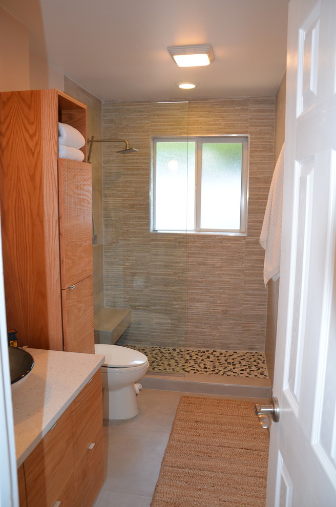 Inspiration för mellanstora moderna badrum med dusch, med möbel-liknande, skåp i ljust trä, en dusch i en alkov, grå kakel, porslinskakel, beige väggar, klinkergolv i porslin, ett fristående handfat och bänkskiva i kvarts