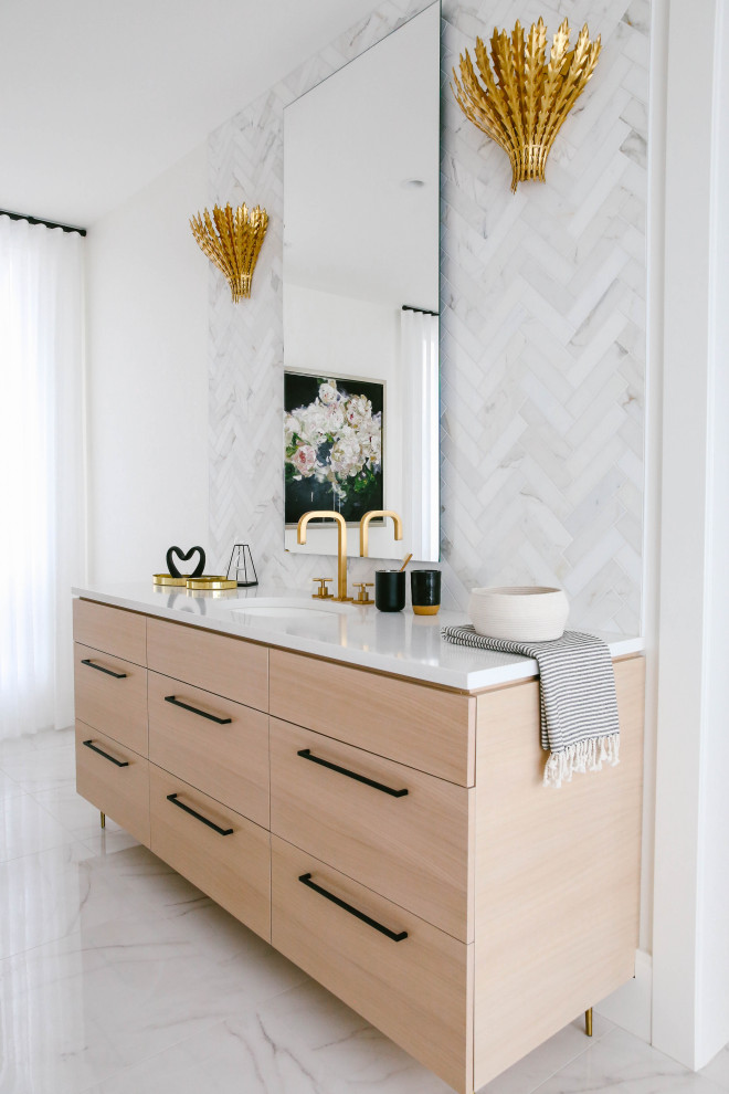 Aménagement d'une salle de bain contemporaine en bois clair avec un carrelage multicolore, un mur blanc, un lavabo encastré, un sol multicolore, un plan de toilette blanc et un placard à porte plane.
