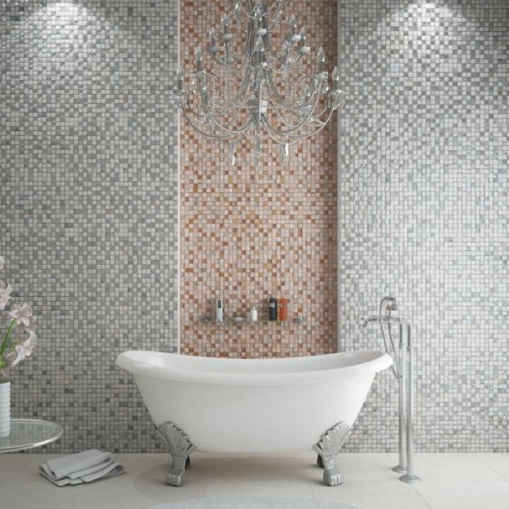 Mittelgroßes Badezimmer mit grauen Fliesen, Fliesen aus Glasscheiben, grauer Wandfarbe und Mosaik-Bodenfliesen in Sonstige