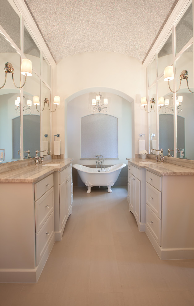 Idéer för att renovera ett vintage badrum, med ett undermonterad handfat, luckor med infälld panel, vita skåp, ett badkar med tassar, beige kakel och beige väggar