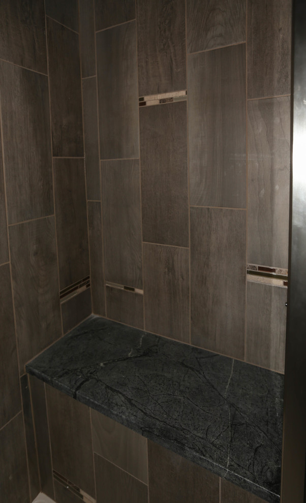 Inspiration pour une petite salle d'eau traditionnelle avec un plan de toilette en stéatite, une douche d'angle, un carrelage gris, mosaïque et un mur gris.