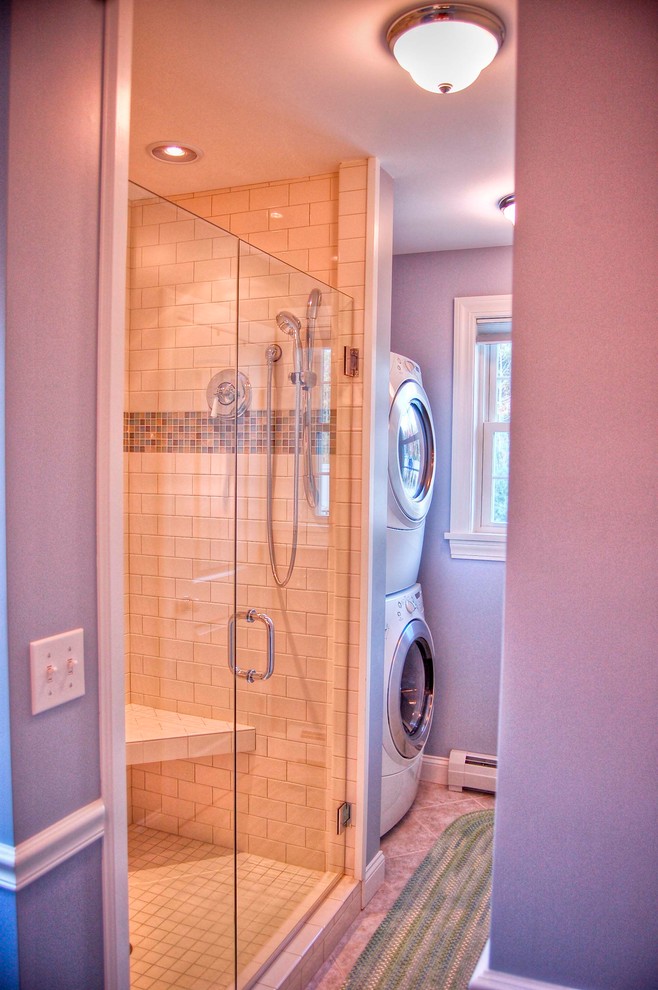На фото: ванная комната со стиральной машиной в классическом стиле