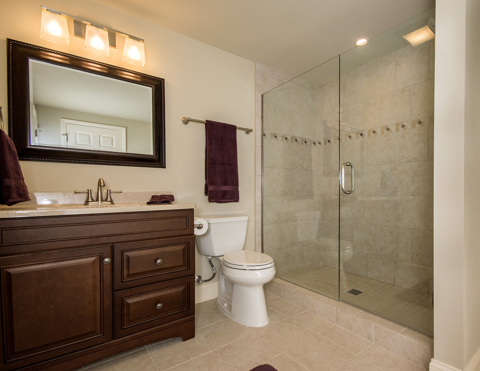На фото: большая ванная комната в классическом стиле с бежевыми стенами и полом из керамической плитки