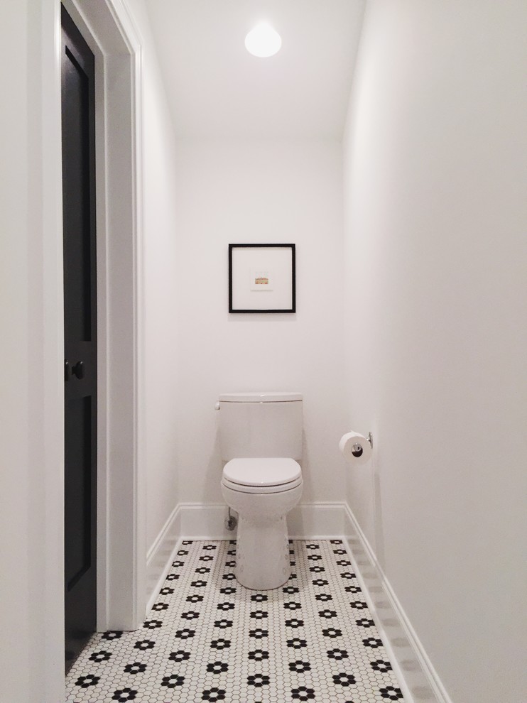 Idéer för mellanstora toaletter, med en toalettstol med hel cisternkåpa, vita väggar, klinkergolv i keramik och flerfärgat golv