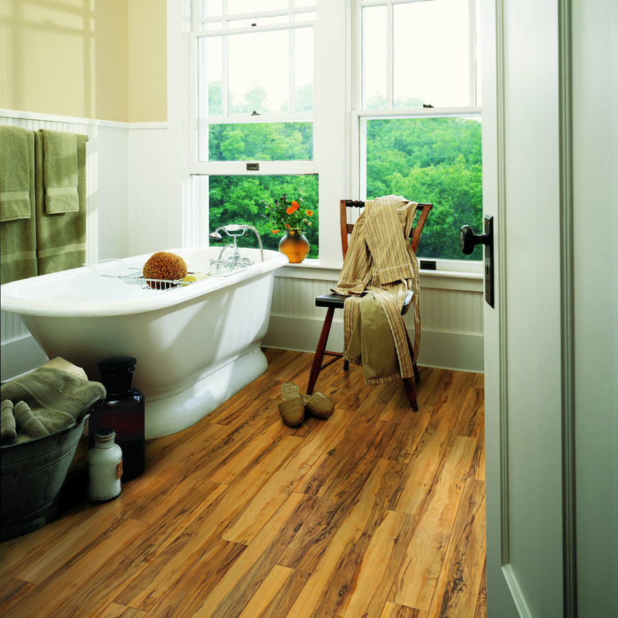Immagine di una stanza da bagno country di medie dimensioni con vasca con piedi a zampa di leone, pareti bianche e pavimento in laminato