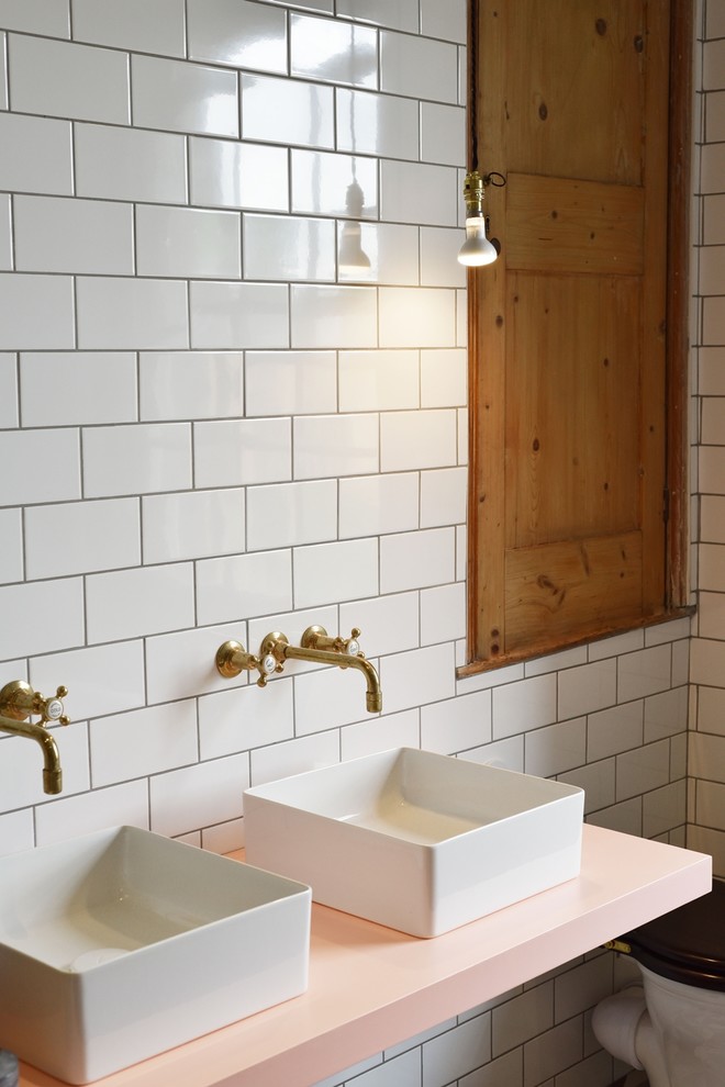 Пример оригинального дизайна: детская ванная комната среднего размера в классическом стиле с фасадами с выступающей филенкой, фасадами цвета дерева среднего тона, ванной на ножках, открытым душем, унитазом-моноблоком, белой плиткой, керамической плиткой, белыми стенами, полом из керамической плитки, раковиной с несколькими смесителями, столешницей из искусственного камня, разноцветным полом и открытым душем