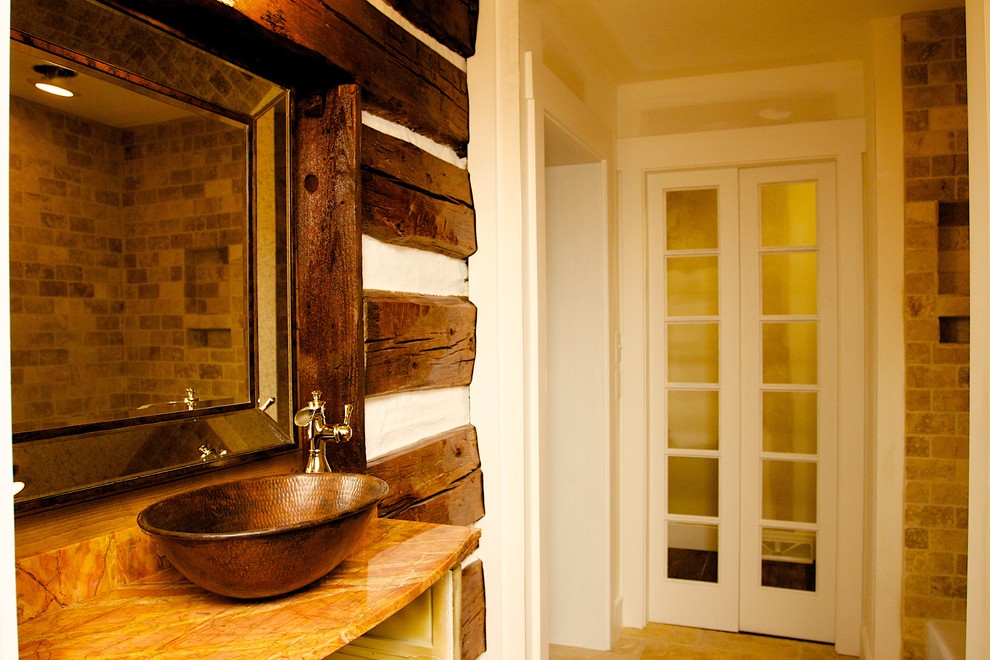 Aménagement d'une salle de bain campagne en bois vieilli de taille moyenne avec une vasque, un placard en trompe-l'oeil, un combiné douche/baignoire, un carrelage multicolore, un mur beige et un sol en bois brun.