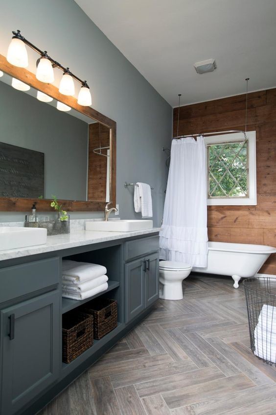 На фото: большая ванная комната с фасадами в стиле шейкер и серыми фасадами