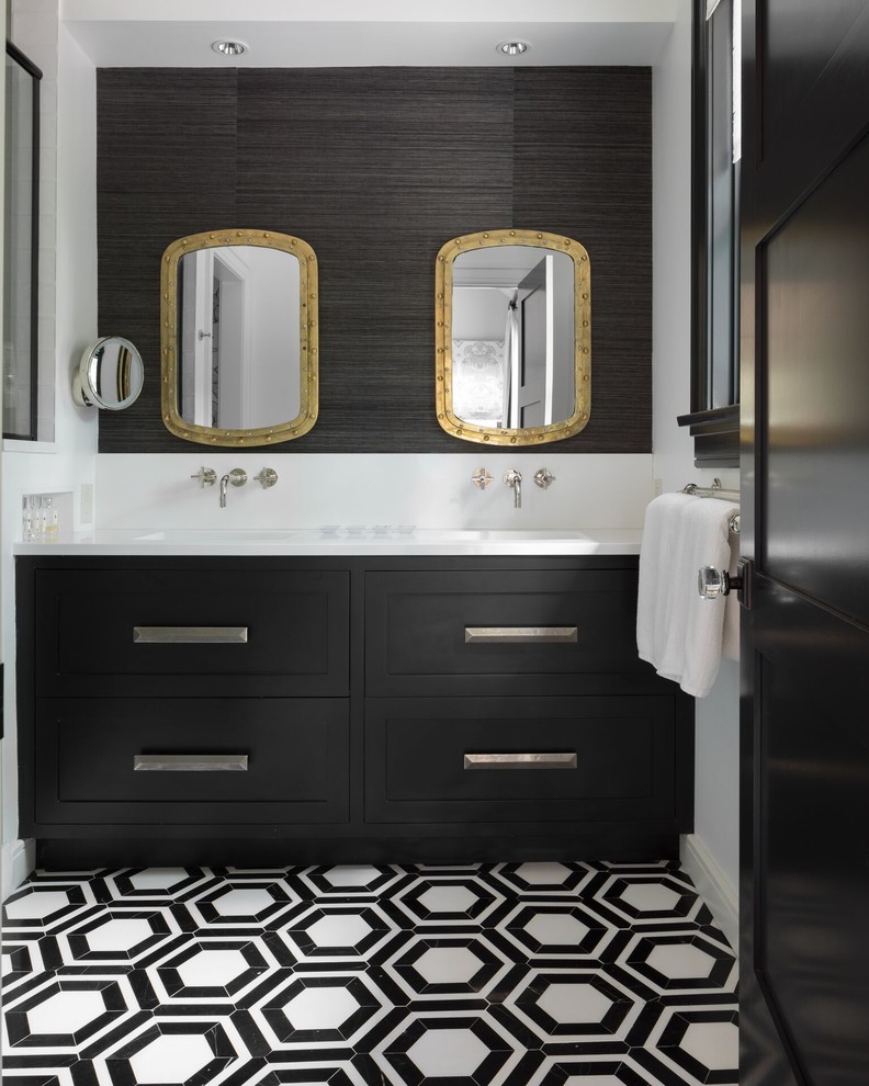 Klassisches Badezimmer En Suite mit Schrankfronten im Shaker-Stil, schwarzen Schränken, weißer Wandfarbe, buntem Boden und weißer Waschtischplatte in New York