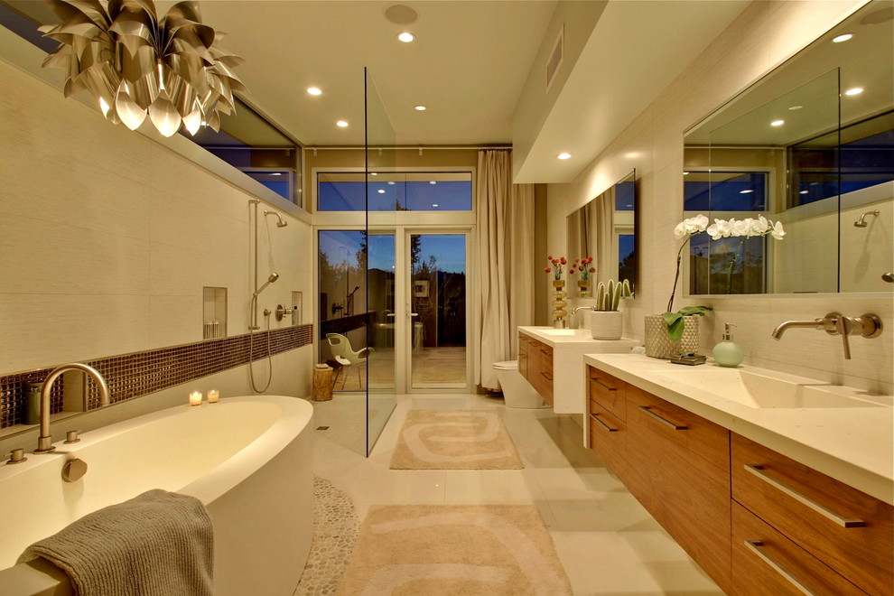 Example of a 1950s master beige tile bathroom design in Los Angeles with flat-panel cabinets, light wood cabinets and a one-piece toilet