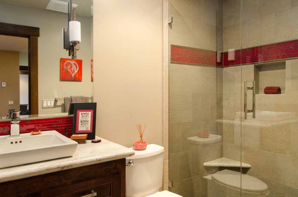 Источник вдохновения для домашнего уюта: маленькая ванная комната в классическом стиле с фасадами с утопленной филенкой, темными деревянными фасадами, душем в нише, раздельным унитазом, бежевой плиткой, красной плиткой, керамогранитной плиткой, бежевыми стенами, душевой кабиной, настольной раковиной, столешницей из гранита и душем с распашными дверями для на участке и в саду