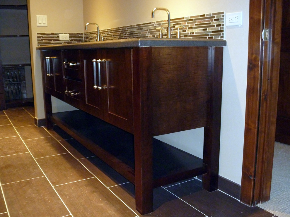 Exempel på ett stort klassiskt en-suite badrum, med ett integrerad handfat, skåp i shakerstil, skåp i mörkt trä, beige kakel, brun kakel, grå kakel, stickkakel och granitbänkskiva