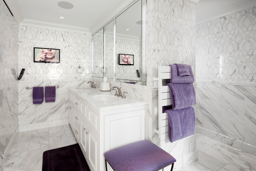 Idées déco pour une salle de bain principale et grise et blanche classique de taille moyenne avec un lavabo encastré, un placard avec porte à panneau encastré, des portes de placard blanches, un plan de toilette en marbre, un carrelage blanc, un mur multicolore et un sol en marbre.
