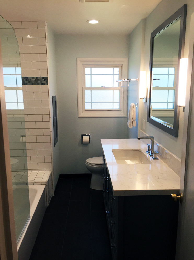 Пример оригинального дизайна: главная ванная комната среднего размера в стиле неоклассика (современная классика) с плоскими фасадами, темными деревянными фасадами, угловой ванной, душем над ванной, унитазом-моноблоком, белой плиткой, керамической плиткой, синими стенами и врезной раковиной
