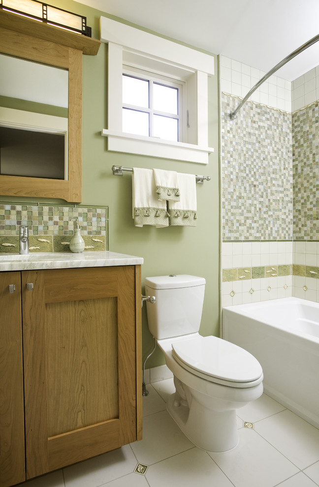シアトルにあるコンテンポラリースタイルのおしゃれな浴室 (モザイクタイル、緑の壁) の写真