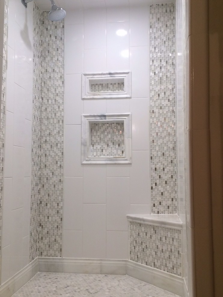 Mittelgroßes Modernes Duschbad mit Schrankfronten mit vertiefter Füllung, Quarzit-Waschtisch, bodengleicher Dusche, weißen Fliesen, Keramikboden und beiger Wandfarbe in Milwaukee