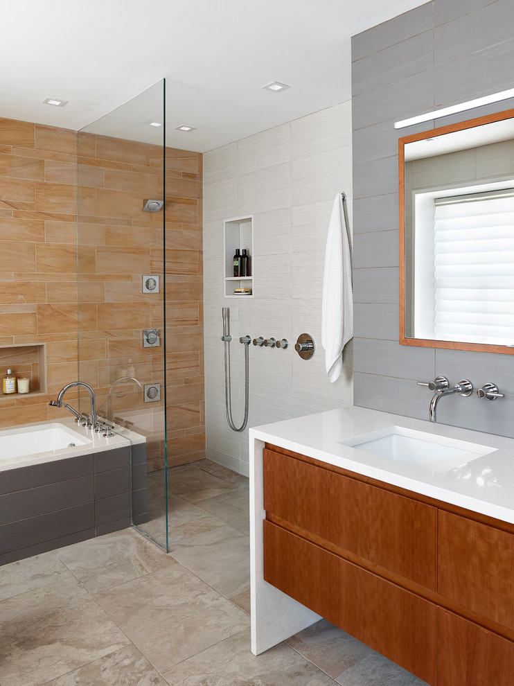 Idéer för att renovera ett mellanstort funkis en-suite badrum, med släta luckor, skåp i mellenmörkt trä, ett undermonterat badkar, en kantlös dusch, en toalettstol med hel cisternkåpa, orange kakel, stenkakel, grå väggar, klinkergolv i porslin, ett undermonterad handfat och bänkskiva i kvarts