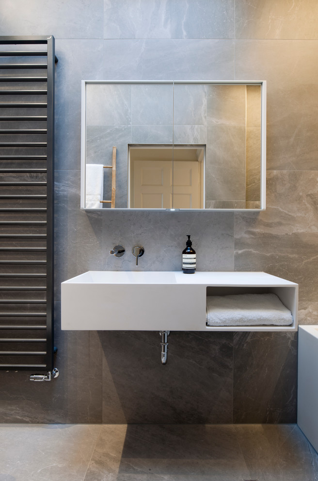 Ejemplo de cuarto de baño actual con baldosas y/o azulejos marrones, paredes marrones, lavabo integrado y armarios abiertos