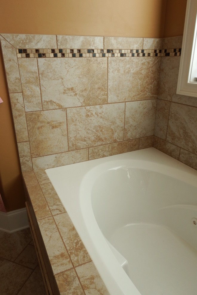 Immagine di una grande stanza da bagno padronale tradizionale con vasca da incasso, doccia aperta, piastrelle marroni, piastrelle in gres porcellanato, pareti arancioni e pavimento in gres porcellanato