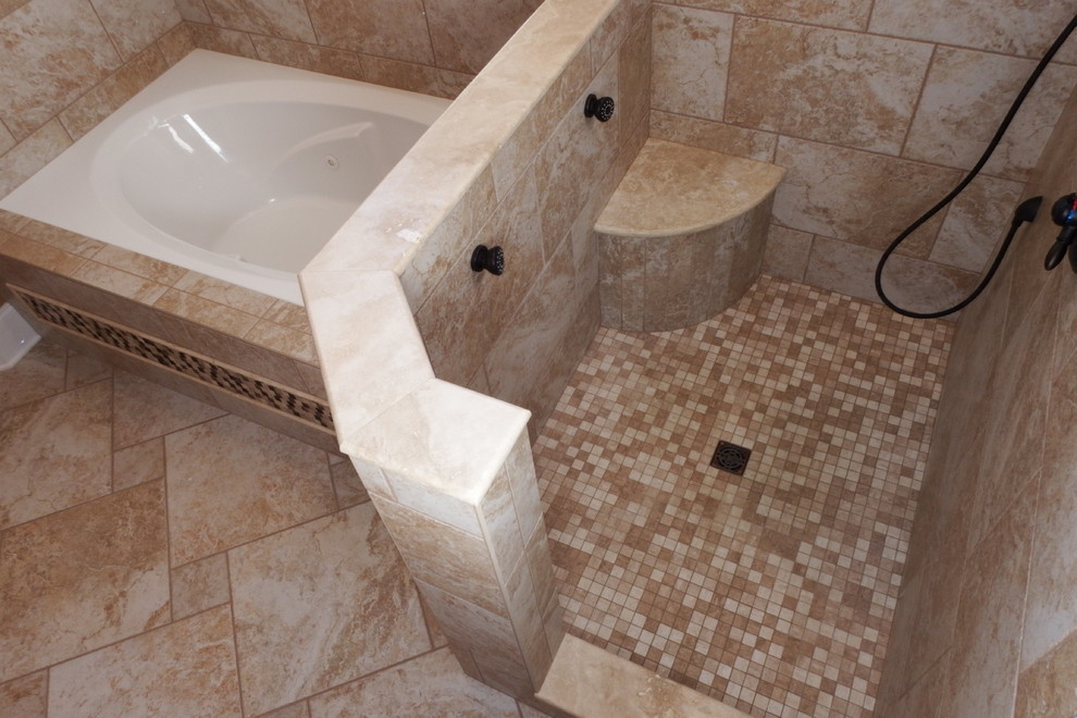 На фото: большая главная ванная комната в классическом стиле с накладной ванной, открытым душем, коричневой плиткой, керамогранитной плиткой, оранжевыми стенами и полом из керамогранита с