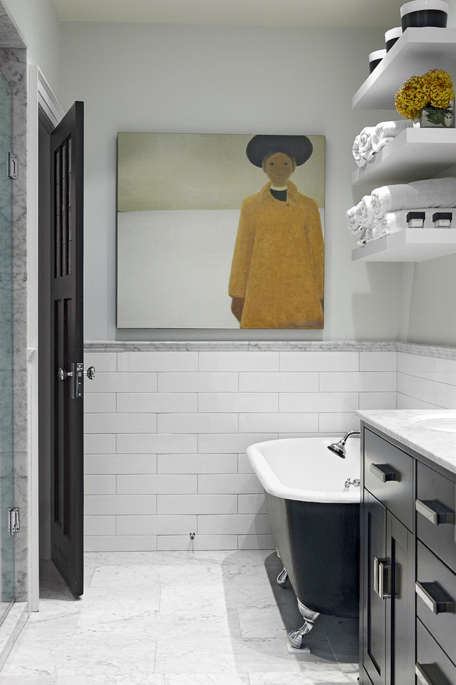 Exempel på ett mellanstort klassiskt en-suite badrum, med ett badkar med tassar, tunnelbanekakel, marmorgolv, gröna skåp, en dusch i en alkov, vit kakel, ett undermonterad handfat, marmorbänkskiva, grå väggar och skåp i shakerstil