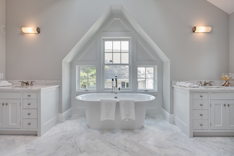 Inspiration för stora klassiska en-suite badrum, med ett undermonterad handfat, släta luckor, vita skåp, marmorbänkskiva, ett fristående badkar, en hörndusch, grå kakel, stenkakel, grå väggar, marmorgolv, flerfärgat golv och dusch med gångjärnsdörr