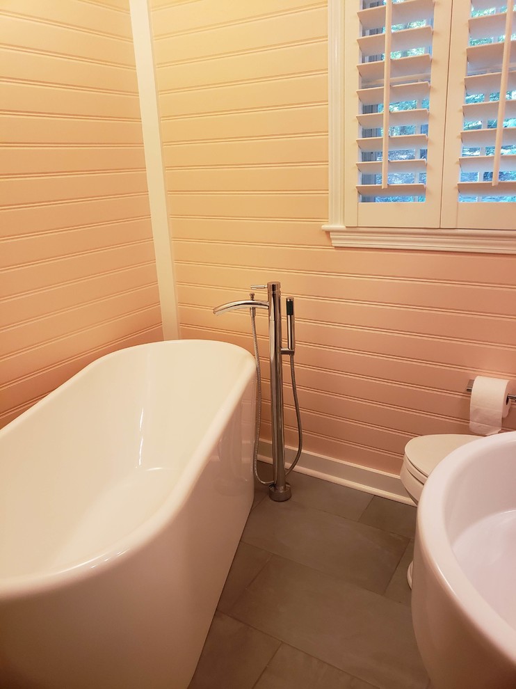 Idee per una stanza da bagno con doccia classica di medie dimensioni con vasca freestanding, WC a due pezzi, pareti rosa, pavimento in cemento, lavabo a colonna e pavimento grigio