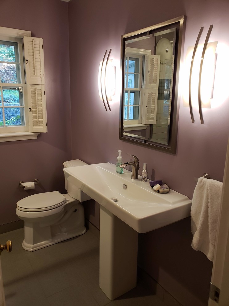 Kleines Modernes Duschbad mit Duschnische, Wandtoilette mit Spülkasten, lila Wandfarbe, Sockelwaschbecken, grauem Boden, Falttür-Duschabtrennung, weißen Fliesen und Keramikfliesen in Louisville