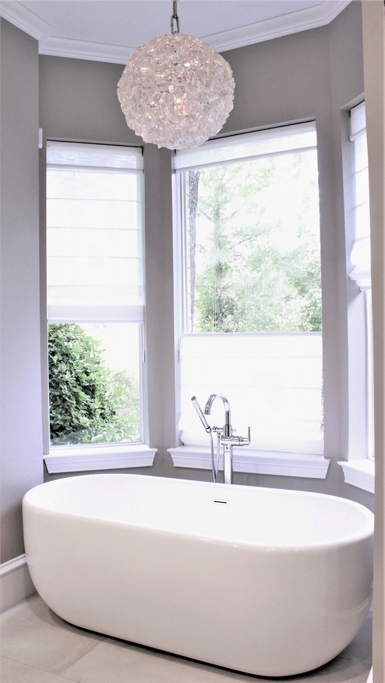 Источник вдохновения для домашнего уюта: большая главная ванная комната в стиле модернизм с фасадами с утопленной филенкой, белыми фасадами, отдельно стоящей ванной, душем без бортиков, унитазом-моноблоком, серой плиткой, керамической плиткой, серыми стенами, врезной раковиной, столешницей из искусственного кварца, душем с распашными дверями и белой столешницей