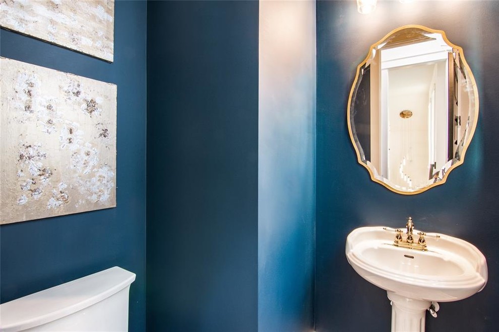Ejemplo de cuarto de baño contemporáneo pequeño con puertas de armario blancas, sanitario de una pieza, paredes azules, suelo de azulejos de cemento, lavabo con pedestal, suelo multicolor y encimeras blancas