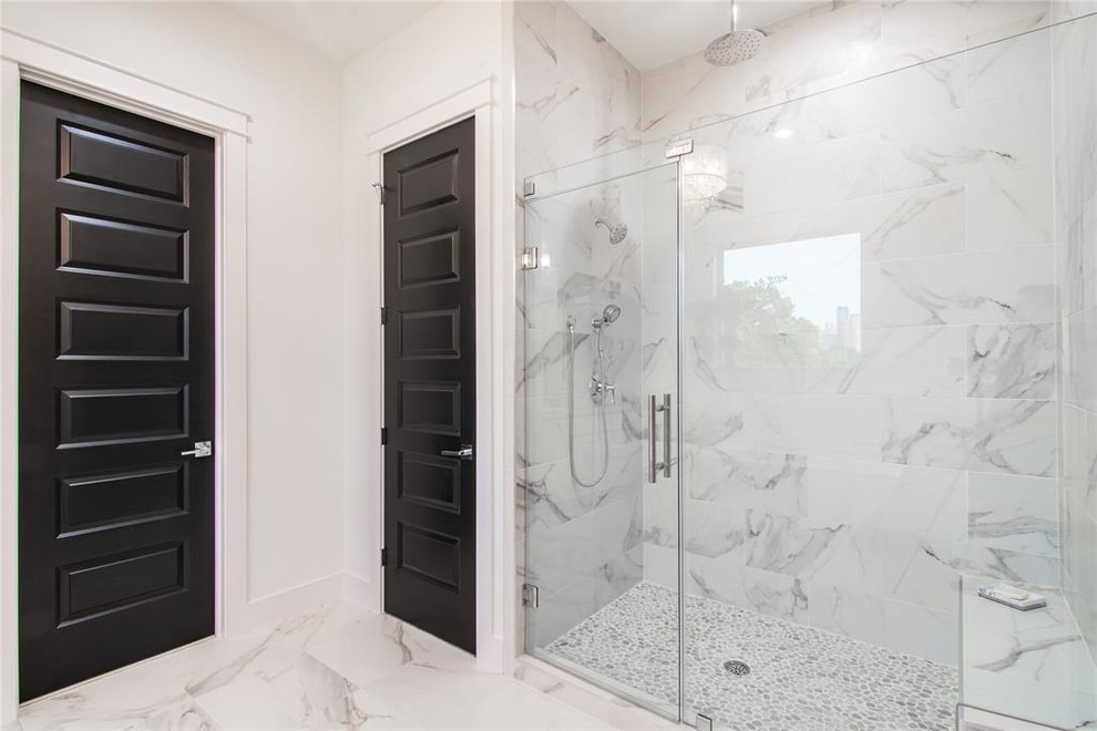 Cette image montre une grande salle de bain principale design avec un placard à porte shaker, un combiné douche/baignoire, WC à poser, un carrelage blanc, des carreaux de porcelaine, un mur blanc, un sol en carrelage de porcelaine, un lavabo encastré, un plan de toilette en quartz modifié, un plan de toilette blanc, des portes de placard blanches, une baignoire indépendante, un sol blanc et une cabine de douche à porte battante.