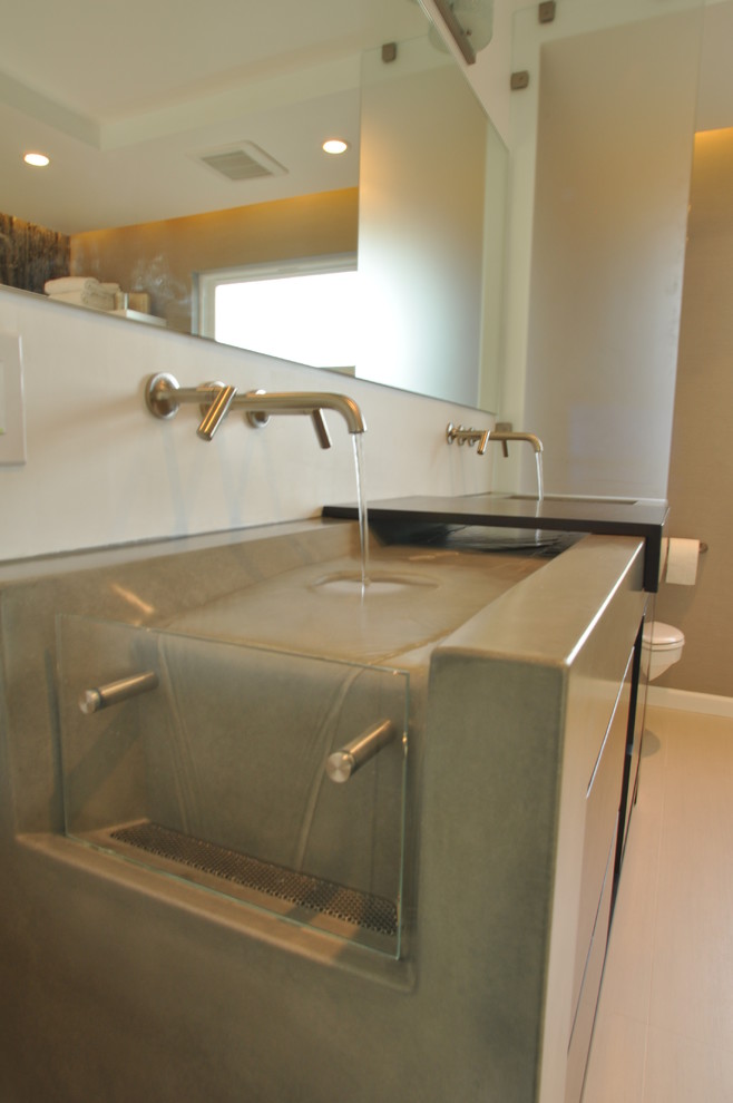 Inredning av ett modernt mellanstort en-suite badrum, med släta luckor, vita skåp, ett fristående badkar, en hörndusch, vit kakel, flerfärgade väggar, klinkergolv i porslin, ett integrerad handfat och bänkskiva i betong