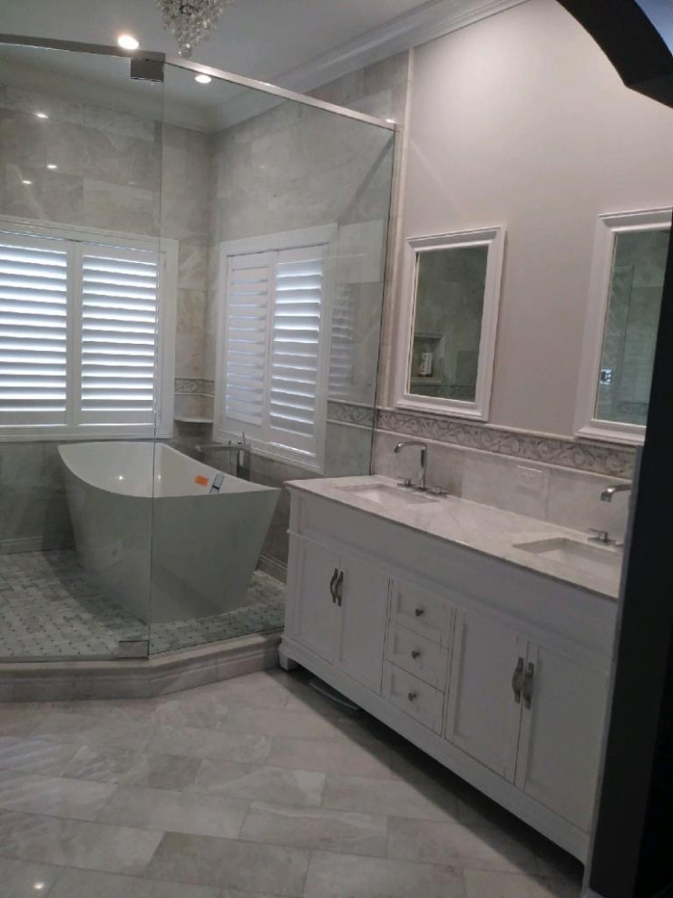 Idéer för att renovera ett stort vintage grå grått en-suite badrum, med möbel-liknande, vita skåp, ett fristående badkar, våtrum, grå kakel, marmorkakel, grå väggar, marmorgolv, ett undermonterad handfat, marmorbänkskiva, grått golv och dusch med gångjärnsdörr