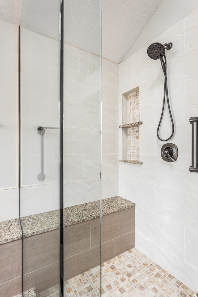 Foto di una stanza da bagno padronale chic di medie dimensioni con doccia ad angolo, piastrelle bianche, piastrelle in ceramica, pareti bianche e pavimento con piastrelle in ceramica