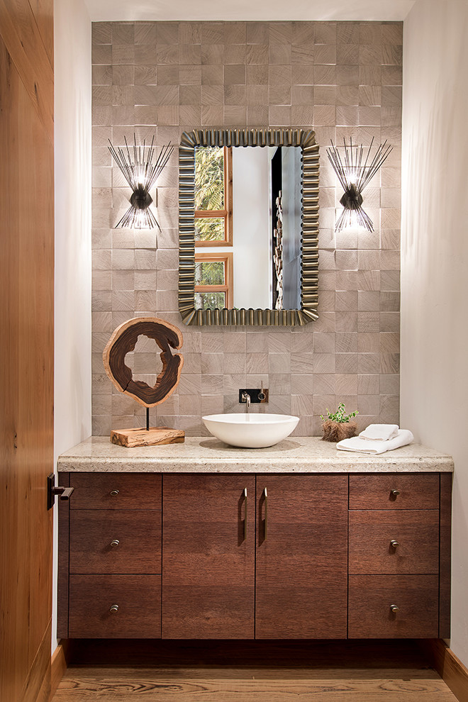 Ispirazione per una stanza da bagno stile rurale con ante lisce, ante in legno bruno, parquet chiaro, lavabo a bacinella, pavimento beige e piastrelle grigie