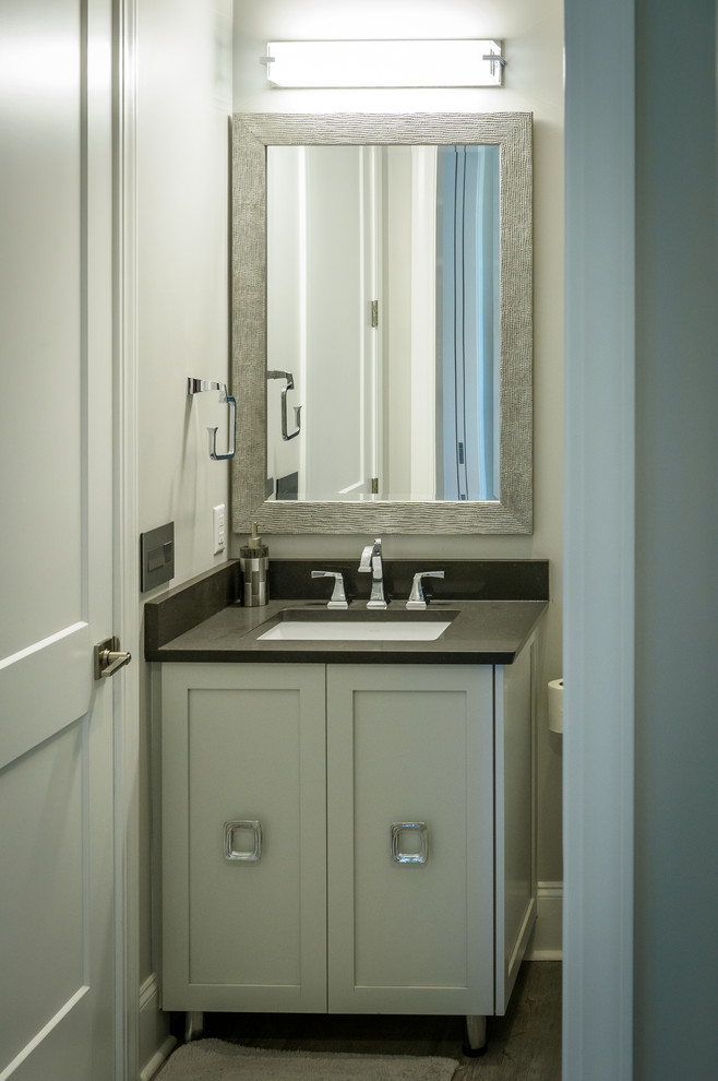 Inredning av ett modernt mellanstort badrum med dusch, med skåp i shakerstil, grå skåp, bänkskiva i kvarts, grå väggar, klinkergolv i porslin, ett undermonterad handfat, brunt golv, en toalettstol med separat cisternkåpa, en dusch i en alkov, grå kakel, porslinskakel och dusch med gångjärnsdörr
