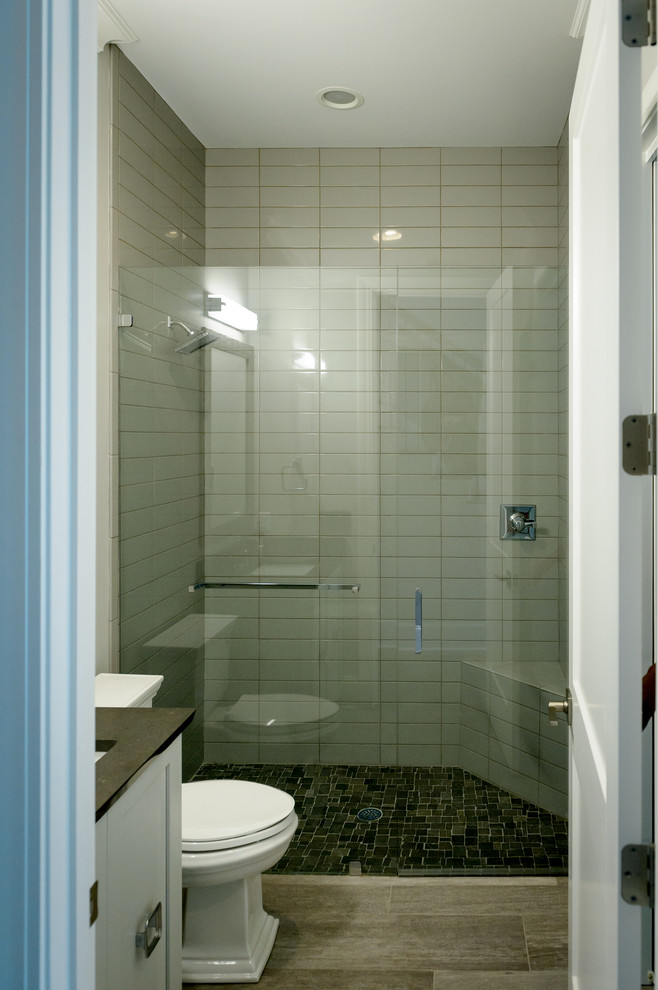 Exempel på ett mellanstort modernt badrum med dusch, med skåp i shakerstil, grå skåp, grå väggar, klinkergolv i porslin, ett undermonterad handfat, bänkskiva i kvarts, brunt golv, en dusch i en alkov, dusch med gångjärnsdörr, en toalettstol med separat cisternkåpa, grå kakel och porslinskakel