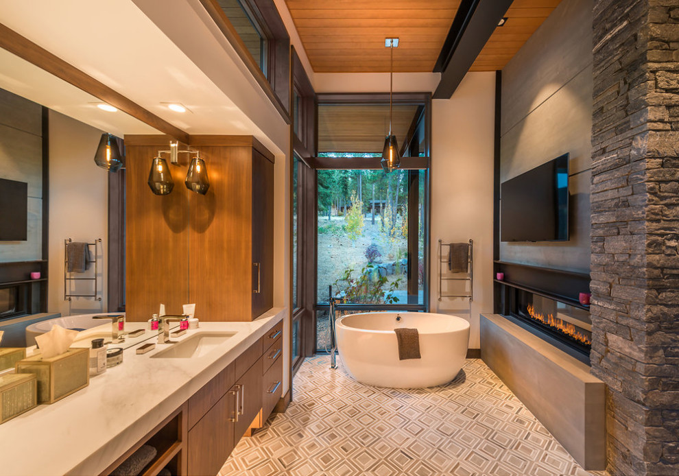 Источник вдохновения для домашнего уюта: ванная комната в стиле рустика с плоскими фасадами, темными деревянными фасадами, отдельно стоящей ванной, бежевыми стенами, врезной раковиной, разноцветным полом и белой столешницей