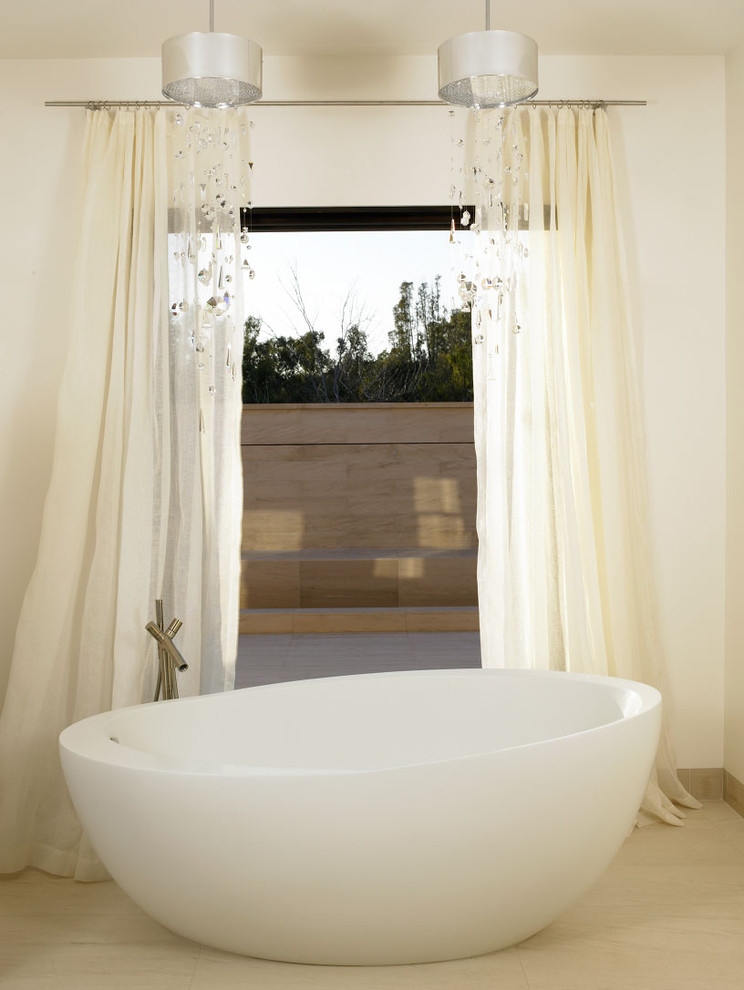 Cette photo montre une salle de bain moderne avec une baignoire indépendante.