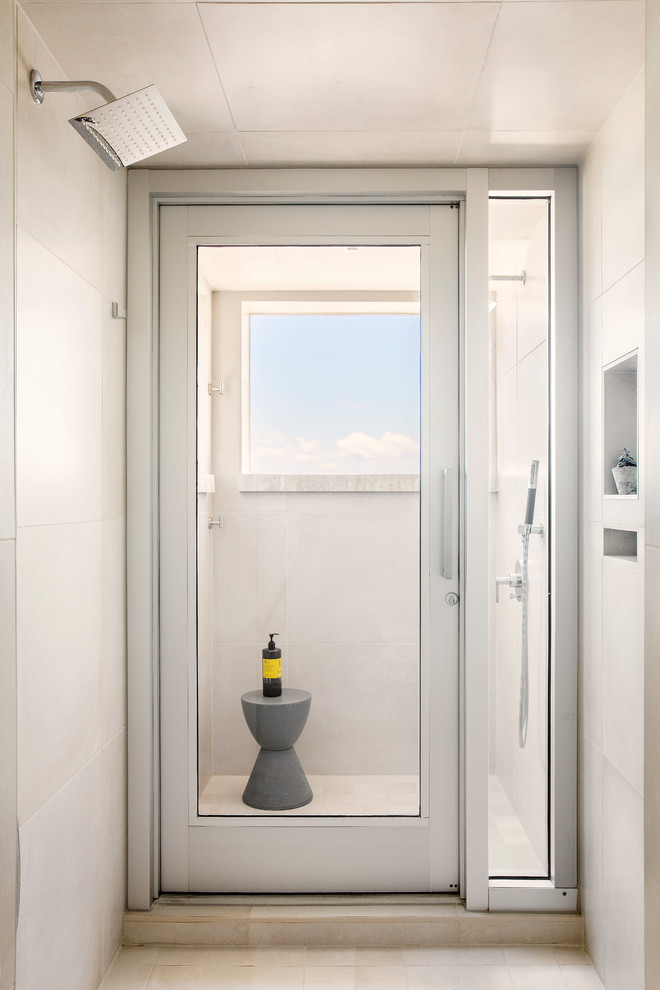 Diseño de cuarto de baño principal contemporáneo con armarios con paneles lisos, puertas de armario negras, ducha abierta, baldosas y/o azulejos blancos, lavabo bajoencimera, encimera de mármol, ducha abierta y encimeras blancas