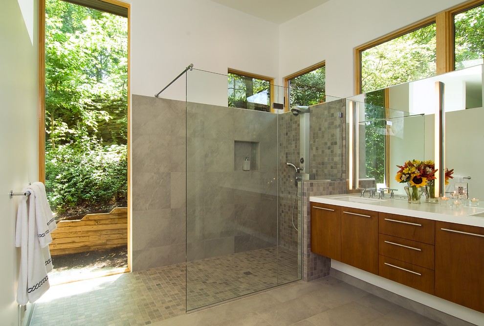 Esempio di una stanza da bagno contemporanea con doccia a filo pavimento