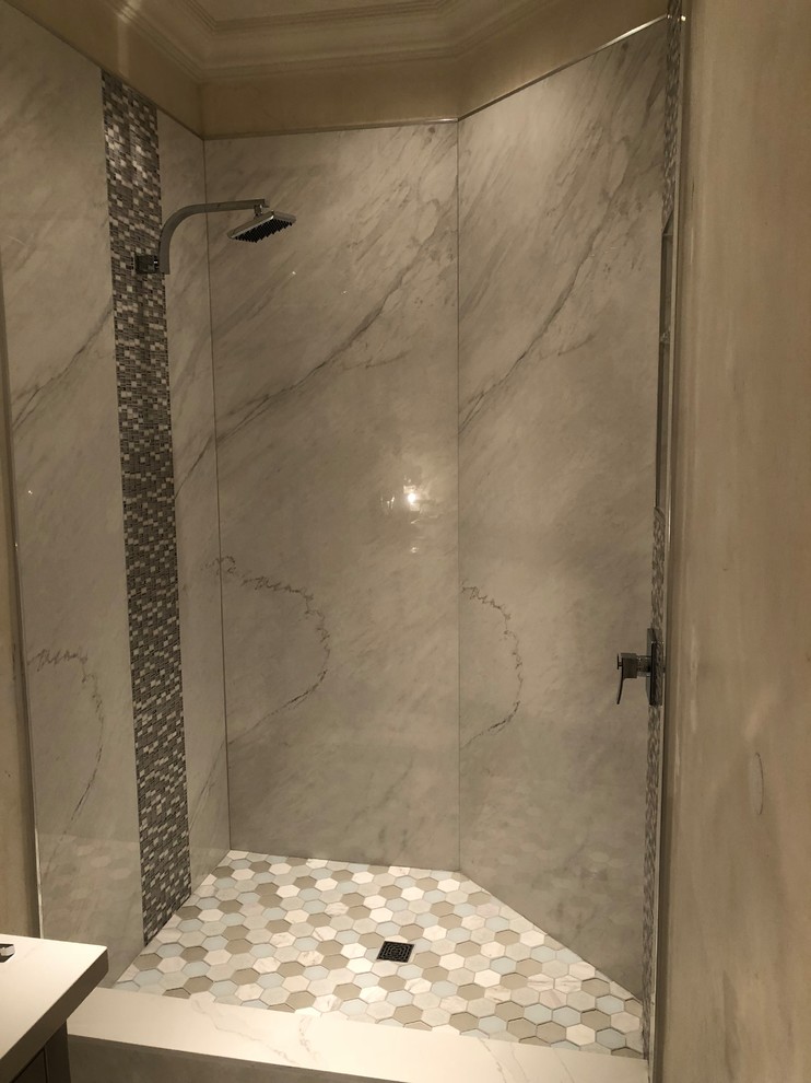 Klassisk inredning av ett mellanstort en-suite badrum, med en hörndusch, vit kakel, stenhäll, beige väggar, mosaikgolv, flerfärgat golv och med dusch som är öppen