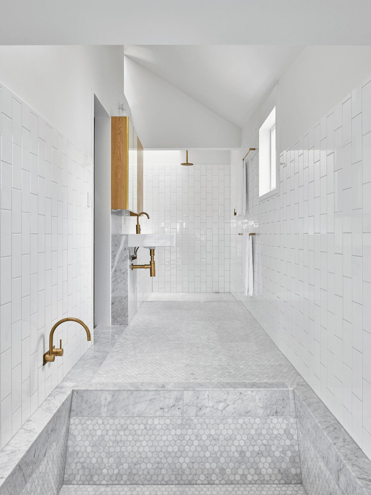 Стильный дизайн: ванная комната в морском стиле с душевой комнатой, белой плиткой, плиткой кабанчик, белыми стенами, подвесной раковиной, серым полом, открытым душем и сводчатым потолком - последний тренд