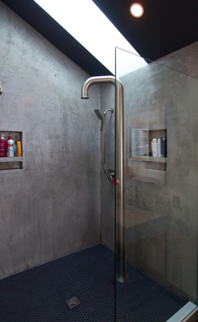 Idéer för ett stort industriellt en-suite badrum, med en kantlös dusch och betonggolv