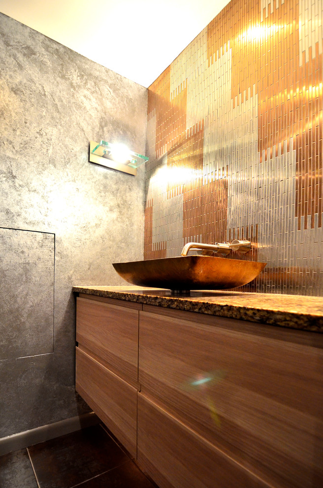 Idées déco pour une salle de bain industrielle en bois clair de taille moyenne avec une vasque, un plan de toilette en granite, carrelage en métal, un mur gris et un sol en carrelage de porcelaine.