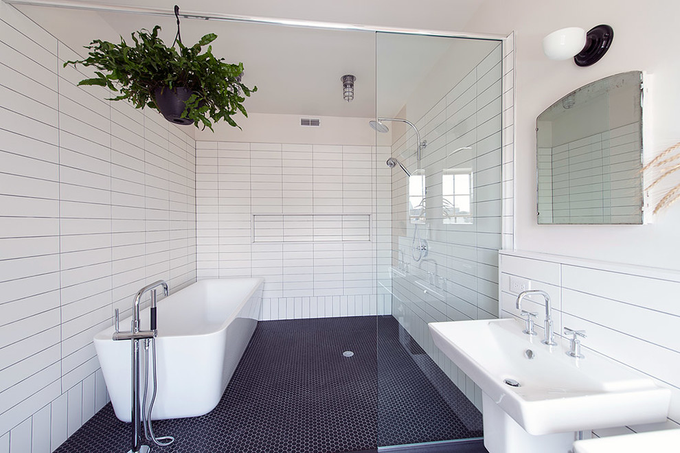 На фото: большая главная ванная комната в стиле лофт с подвесной раковиной, отдельно стоящей ванной, открытым душем, раздельным унитазом, белой плиткой, плиткой кабанчик, белыми стенами и полом из керамической плитки