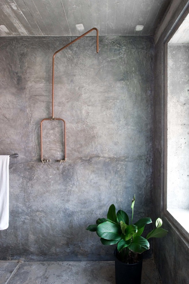 Стильный дизайн: ванная комната в стиле лофт с открытым душем, серыми стенами, бетонным полом, душевой кабиной и открытым душем - последний тренд