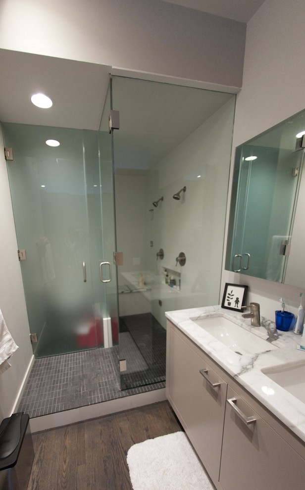 Bathroom - industrial bathroom idea in Chicago